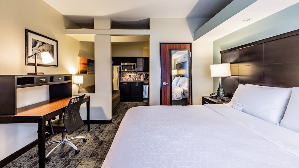 Studio, Suite, King Bed, Dining Area, Kitchen
