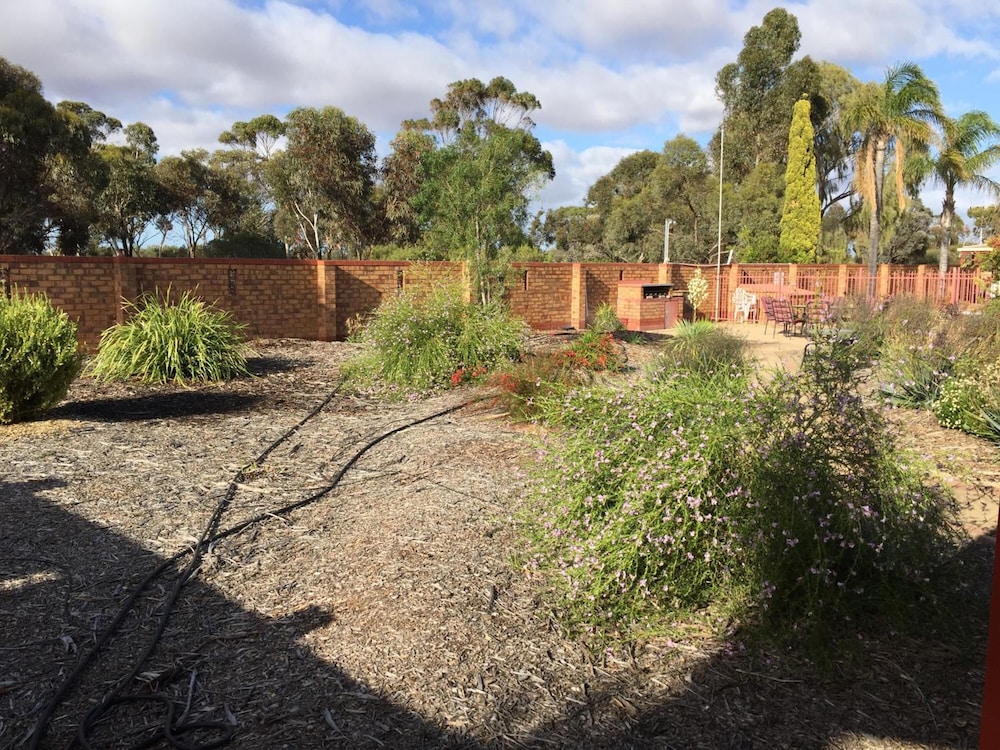 KADINA GATEWAY MOTOR INN 38/45