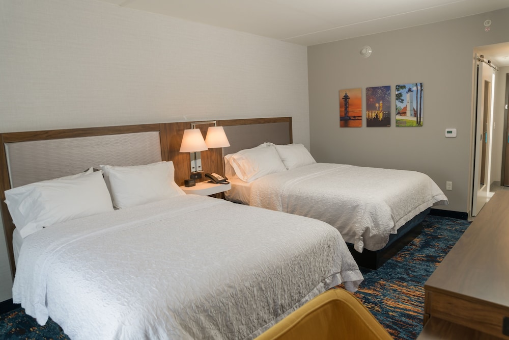 Hampton Inn & Suites Erie Bayfront 26/54