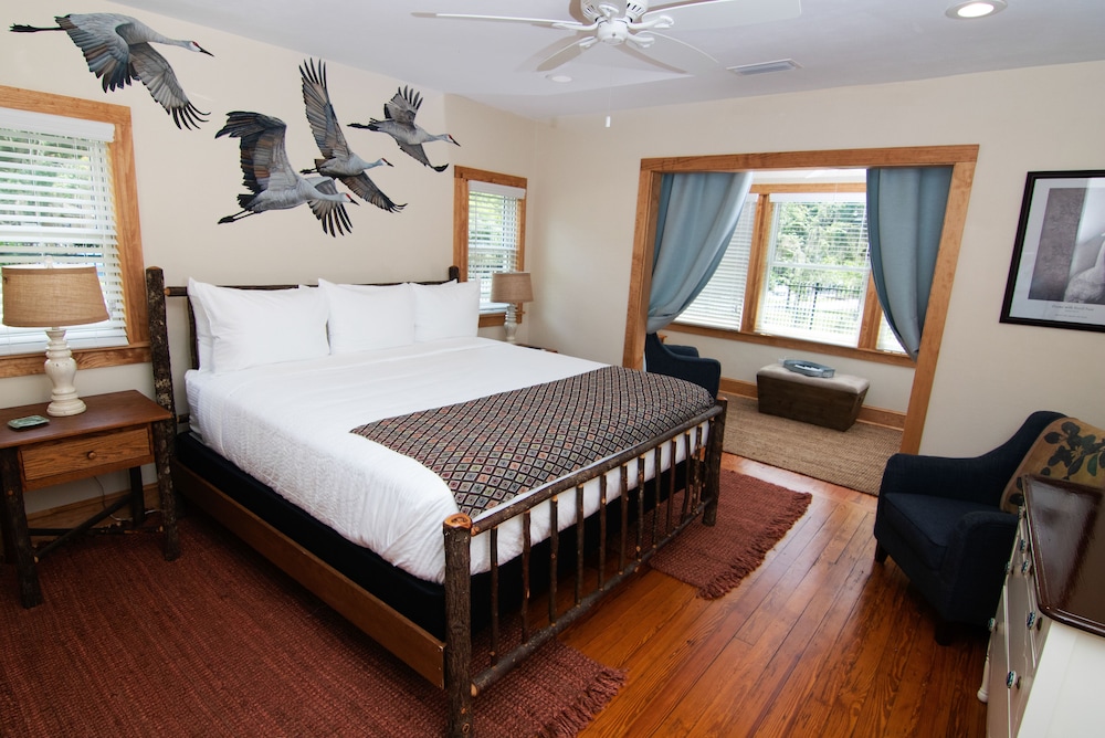 Cottage, King Bed, Pet Friendly, South Wing
