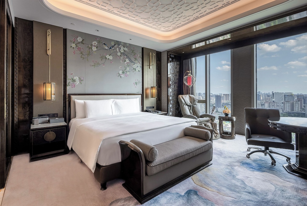 Grand, Deluxe, King Bed, River View, Wanda Reign Chengdu 4/10