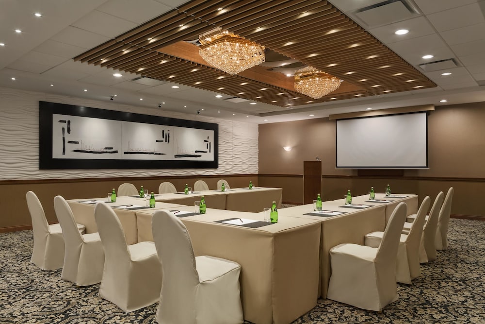 Poco Inn And Suites Hotel Conference Centre 52/58