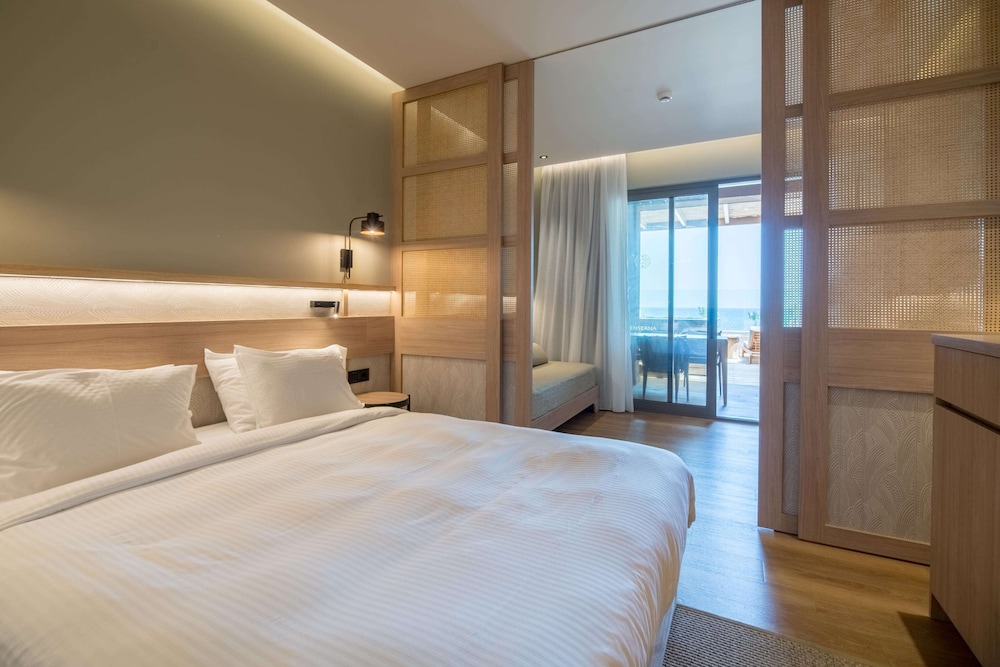 PETITE, SUITE, SEA VIEW, OUTDOOR JETTED TUB