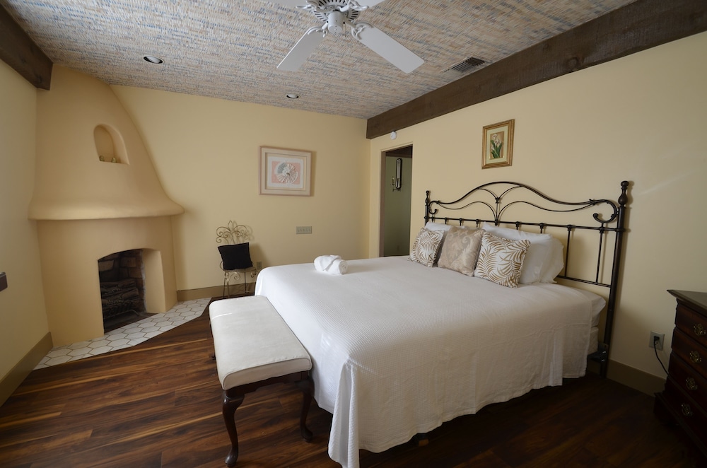 Exclusive, Palm, Villa, 1 King and 2 Queen Beds