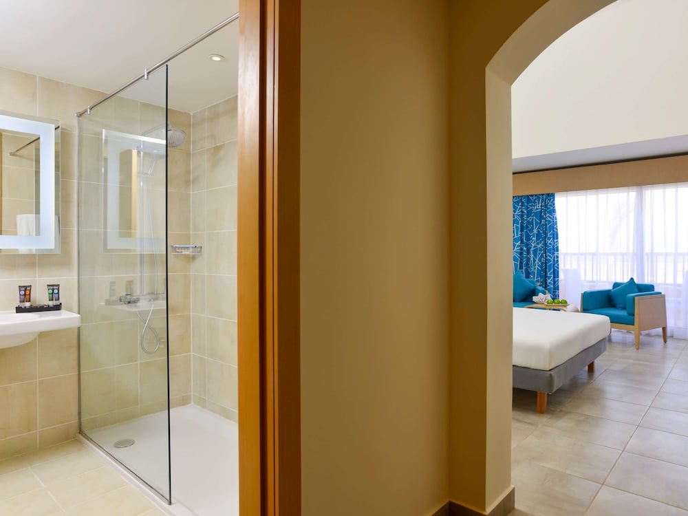 DELUXE, QUEEN BED, SEA FRONT