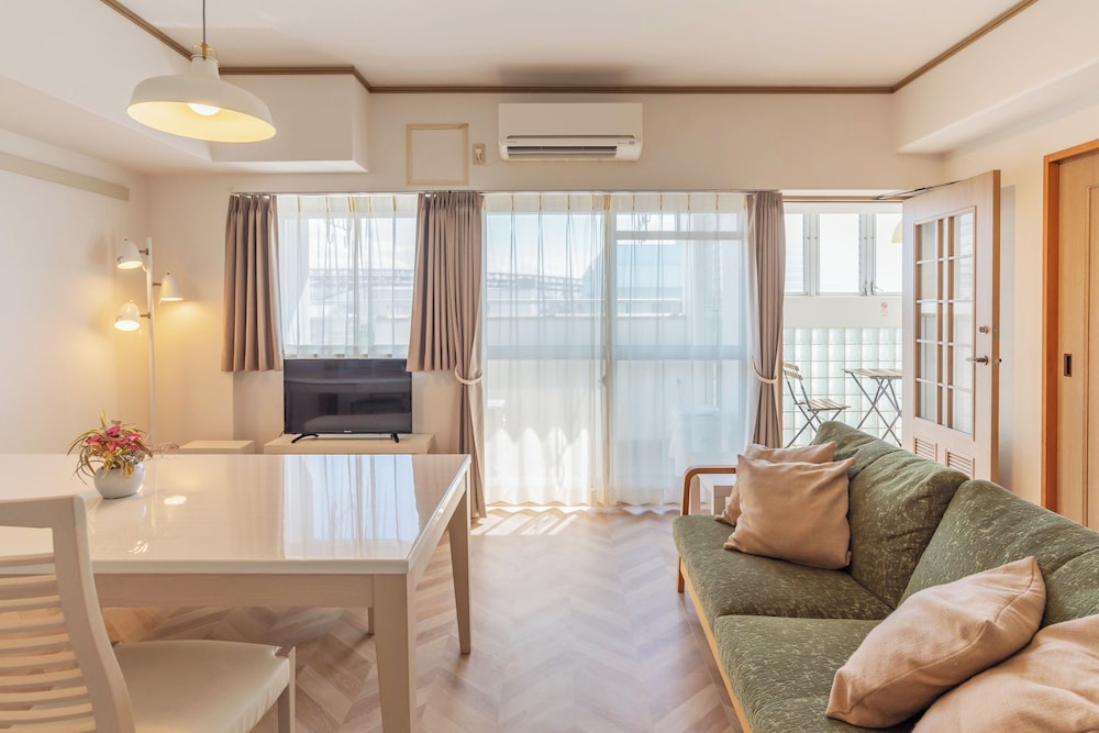 Universal Bay Condominium 42/60