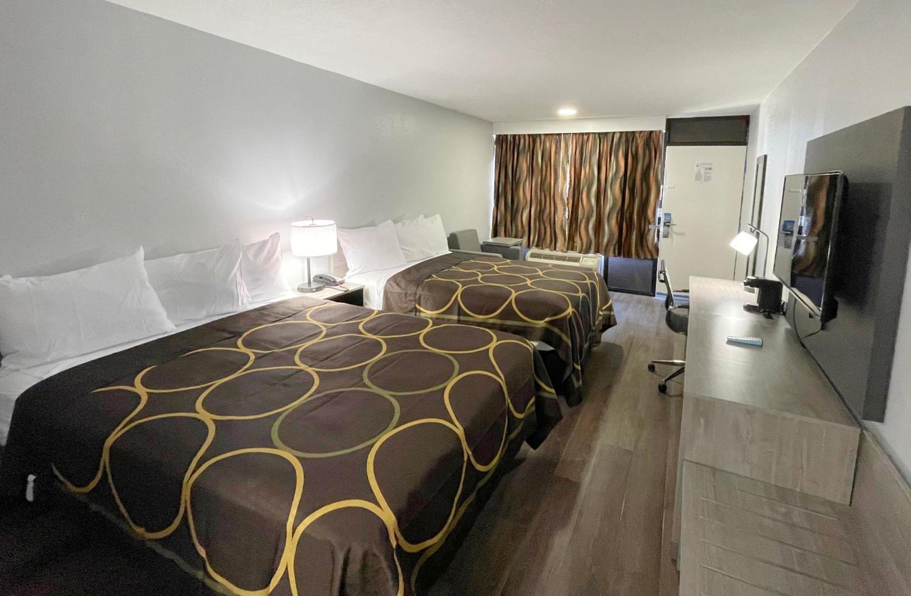 Super 8 by Wyndham Pigeon Forge Downtown 5/22