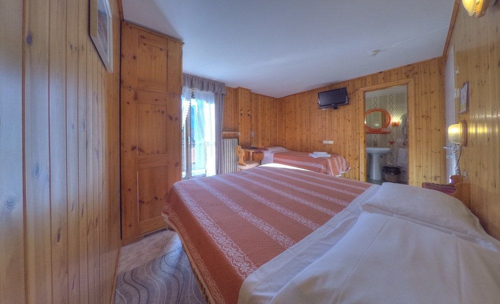 COMFORT, DOUBLE OR TWIN BED, BALCONY