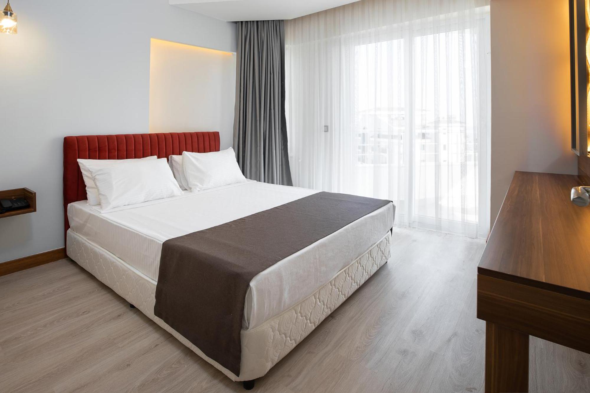 Theluna Suite Hotel 12/50