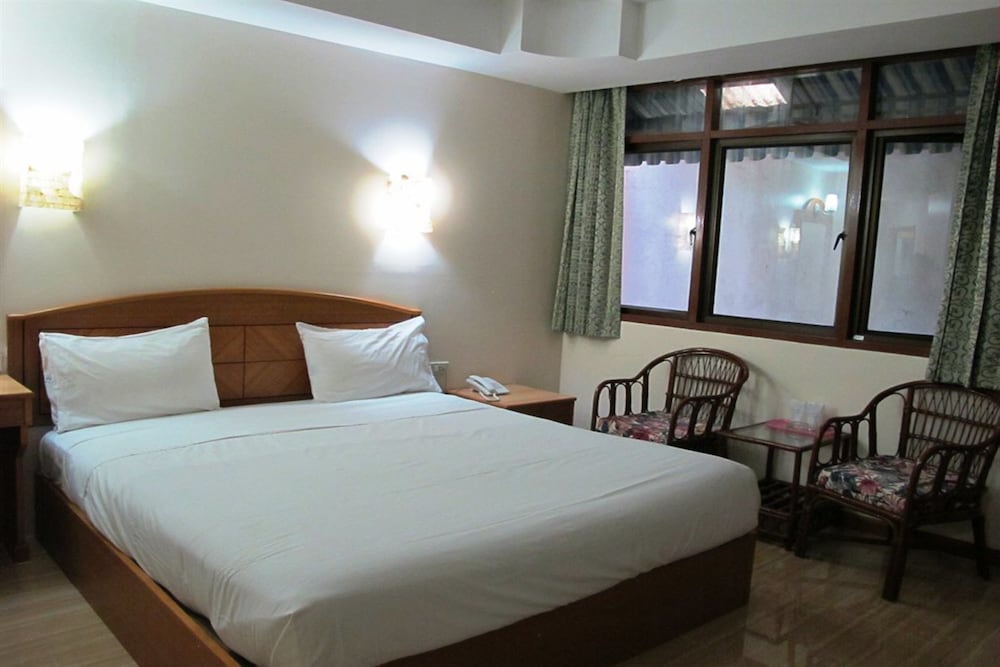 P 72 Hotel Bar 12/50