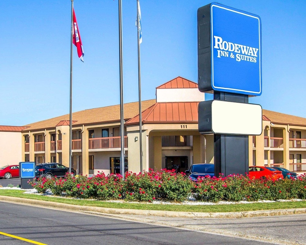 Rodeway Inn & Suites Clarksville near Governors Square Mall 3/22