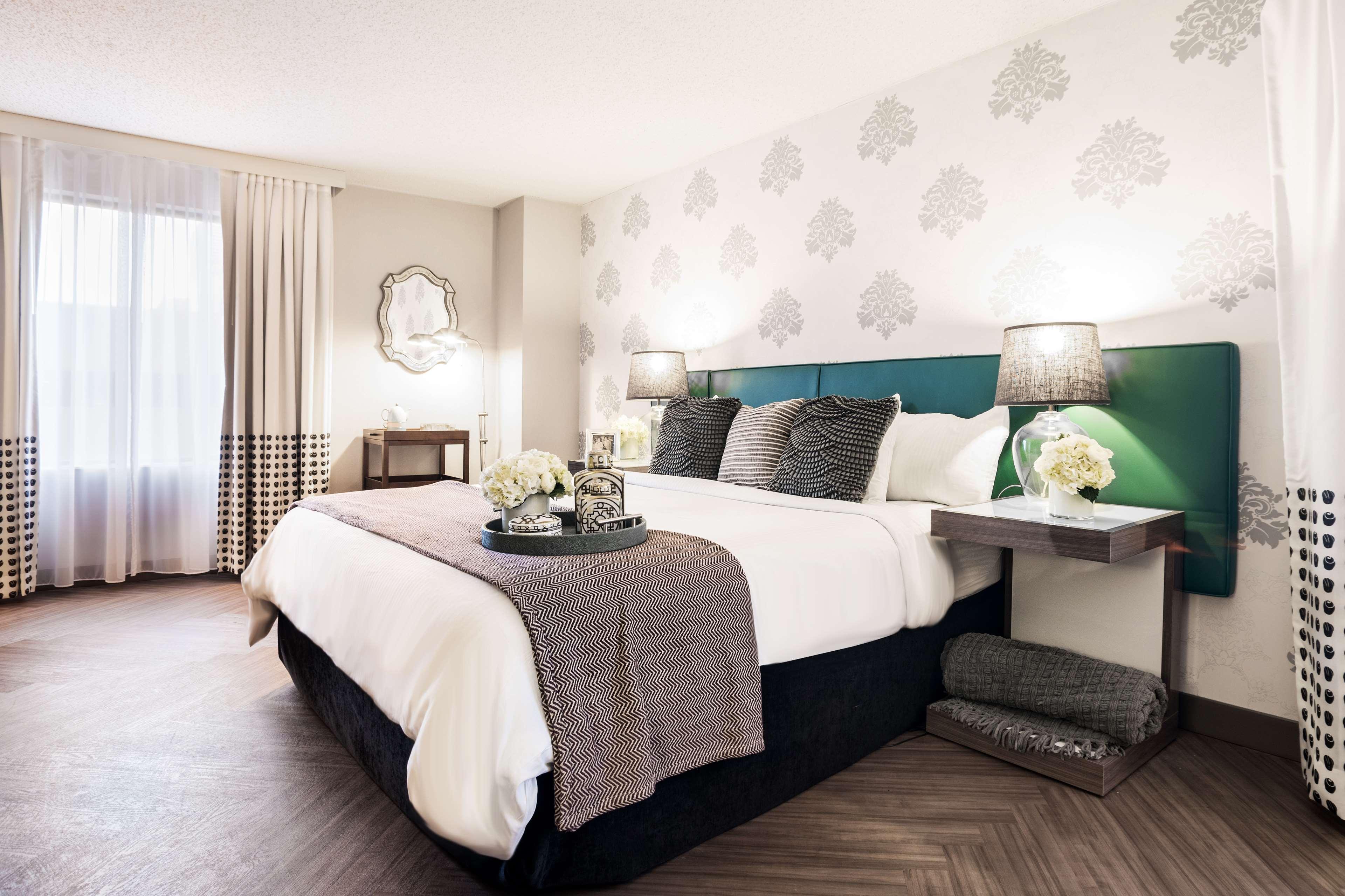 HYPERTHEMED, KING BED, CORNER