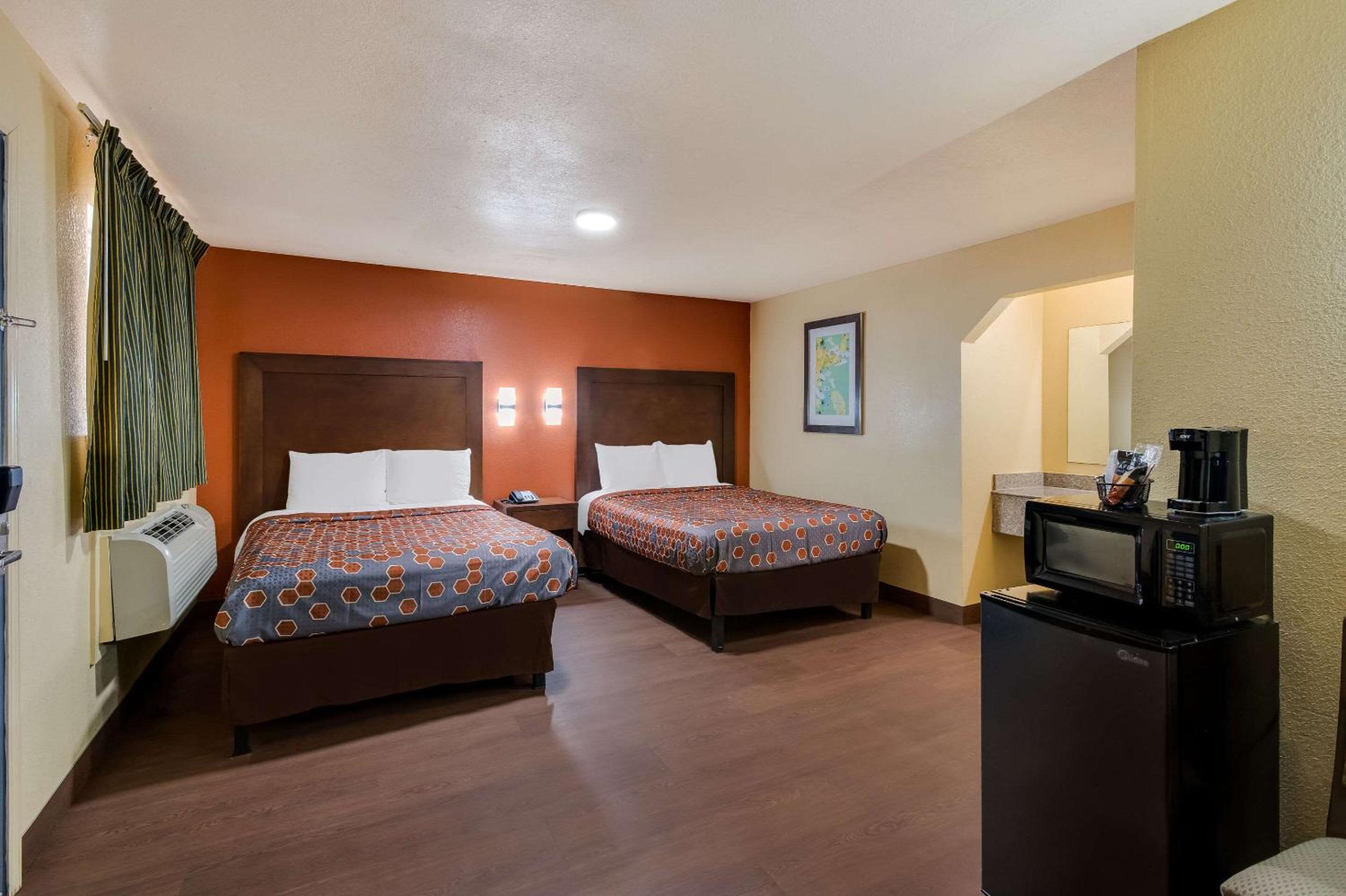 غرفة رباعية بسريرين كوين للمدخنين، New Orleans East Hotel 2/7