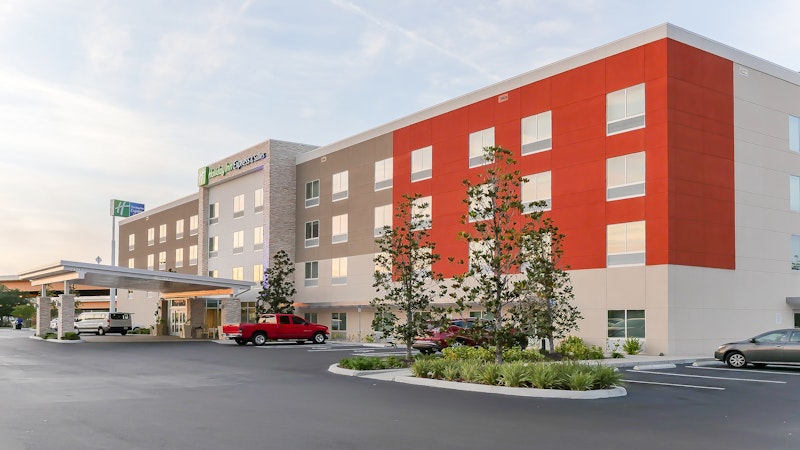 Holiday Inn Express Suites Tampa East Ybor City 55/56