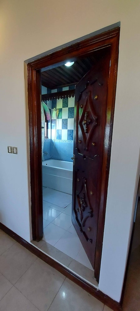 TAUSI PALACE HOTEL 63/90