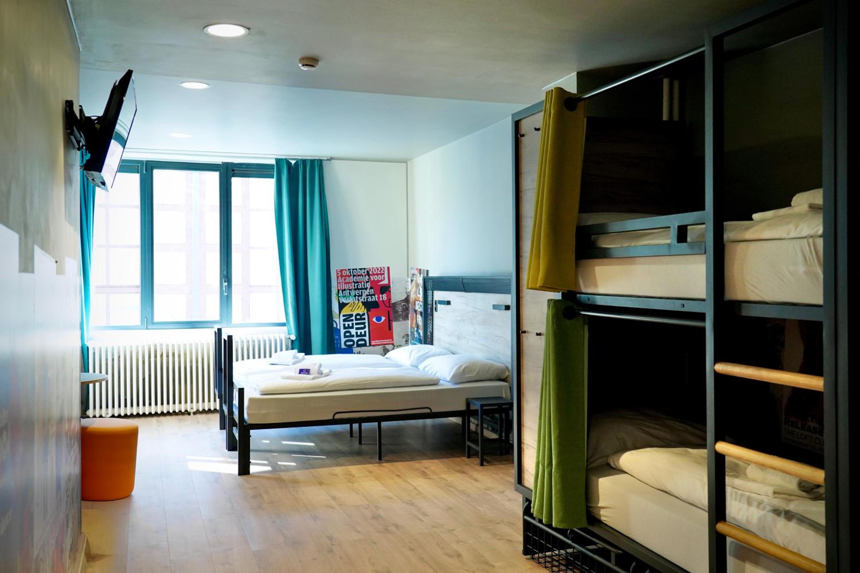 ROOM, QUADRUPLE