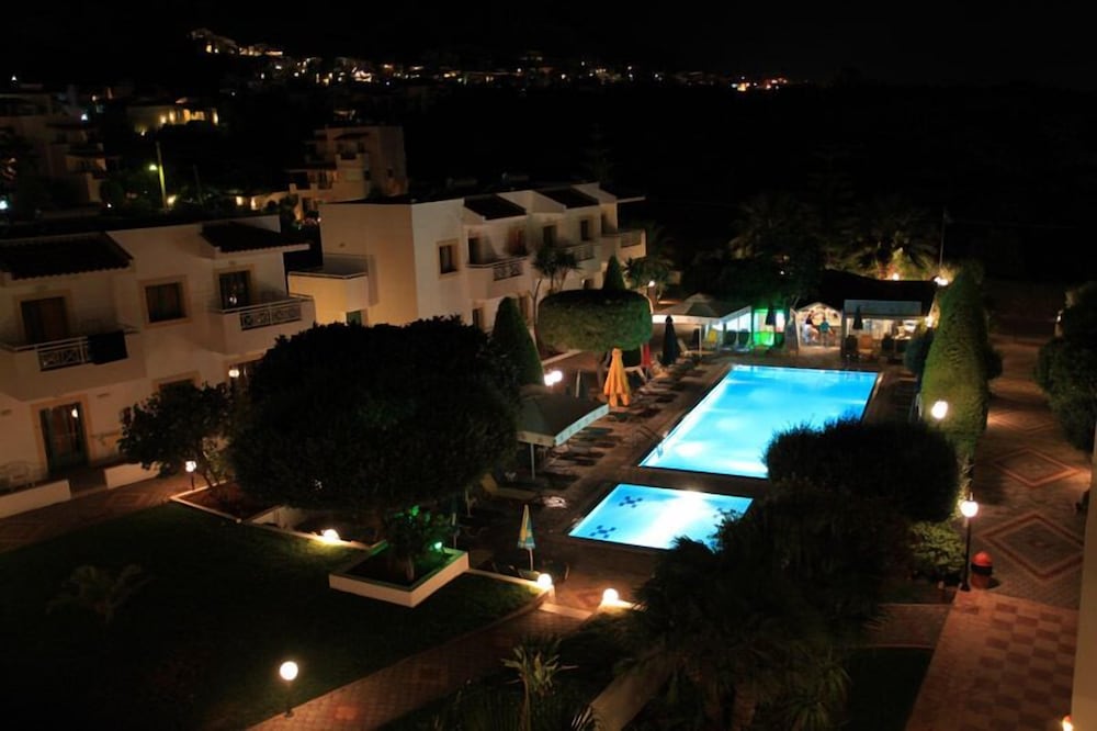 Nikolas Villas Apartments 33/43