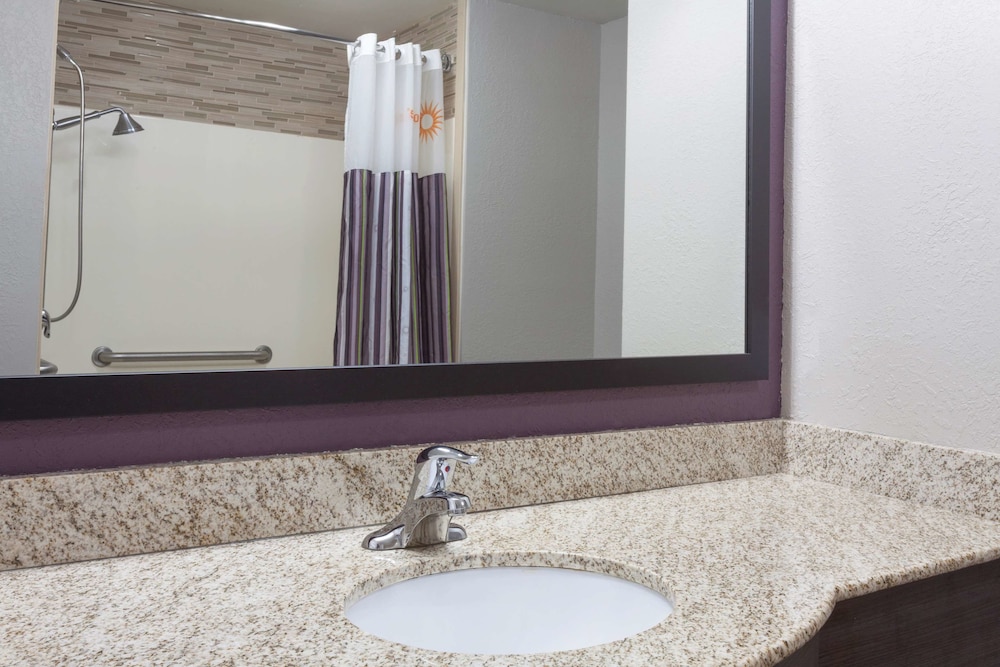La Quinta Inn & Suites by Wyndham Covington 20/45