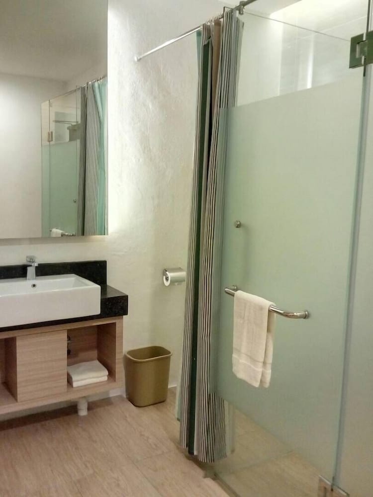 The Inn Formerly Triple Tree Xpress Hotel 8/44