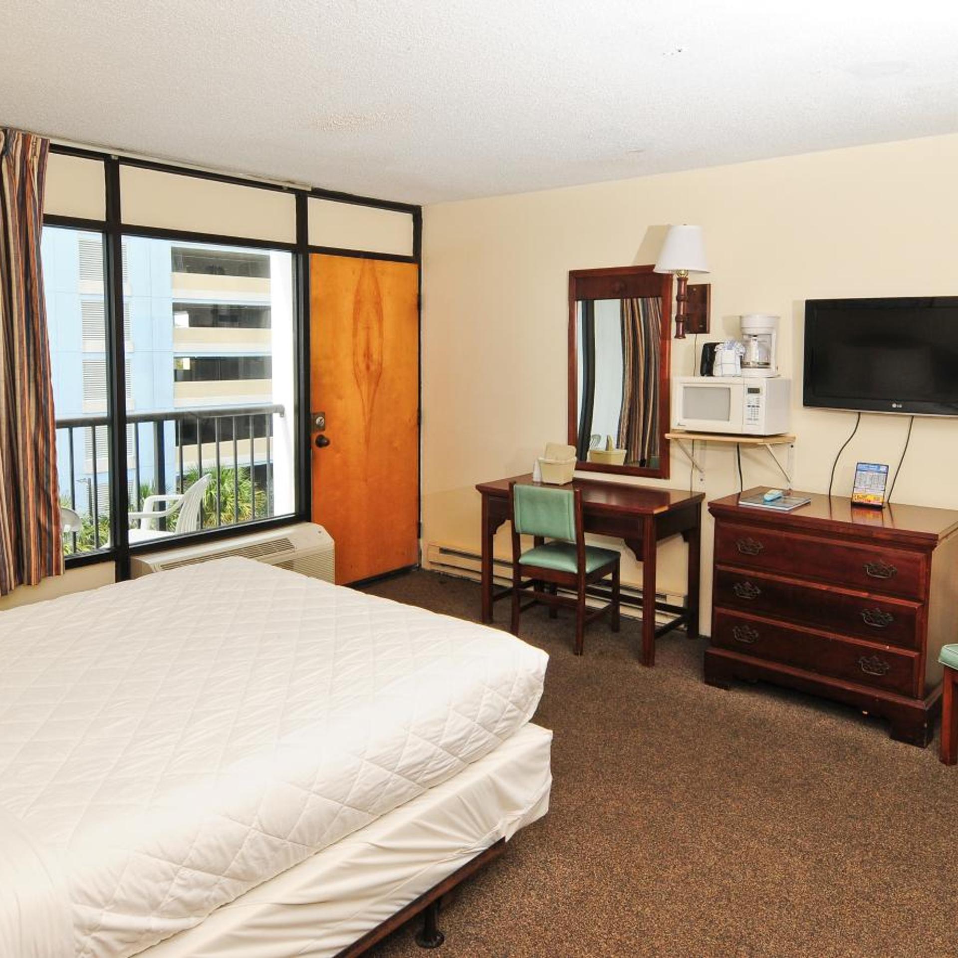 1 Bedroom, Queen Bed, Lateral Side Ocean View