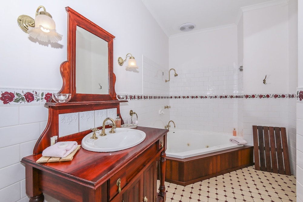 Rose, Spa, Suite, King Bed