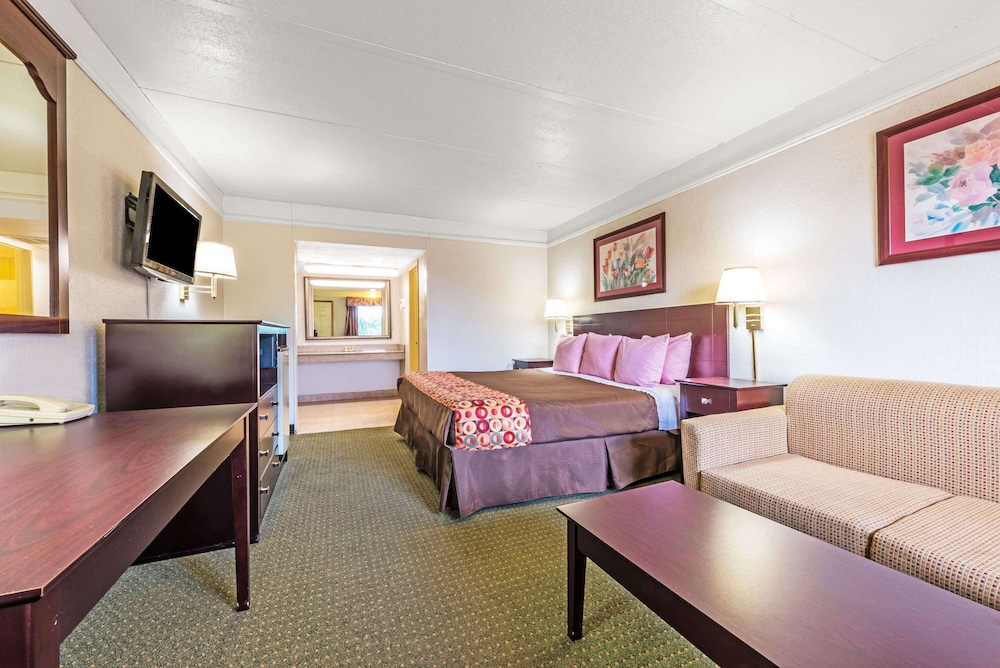 Days Inn by Wyndham Gainesville 38/49