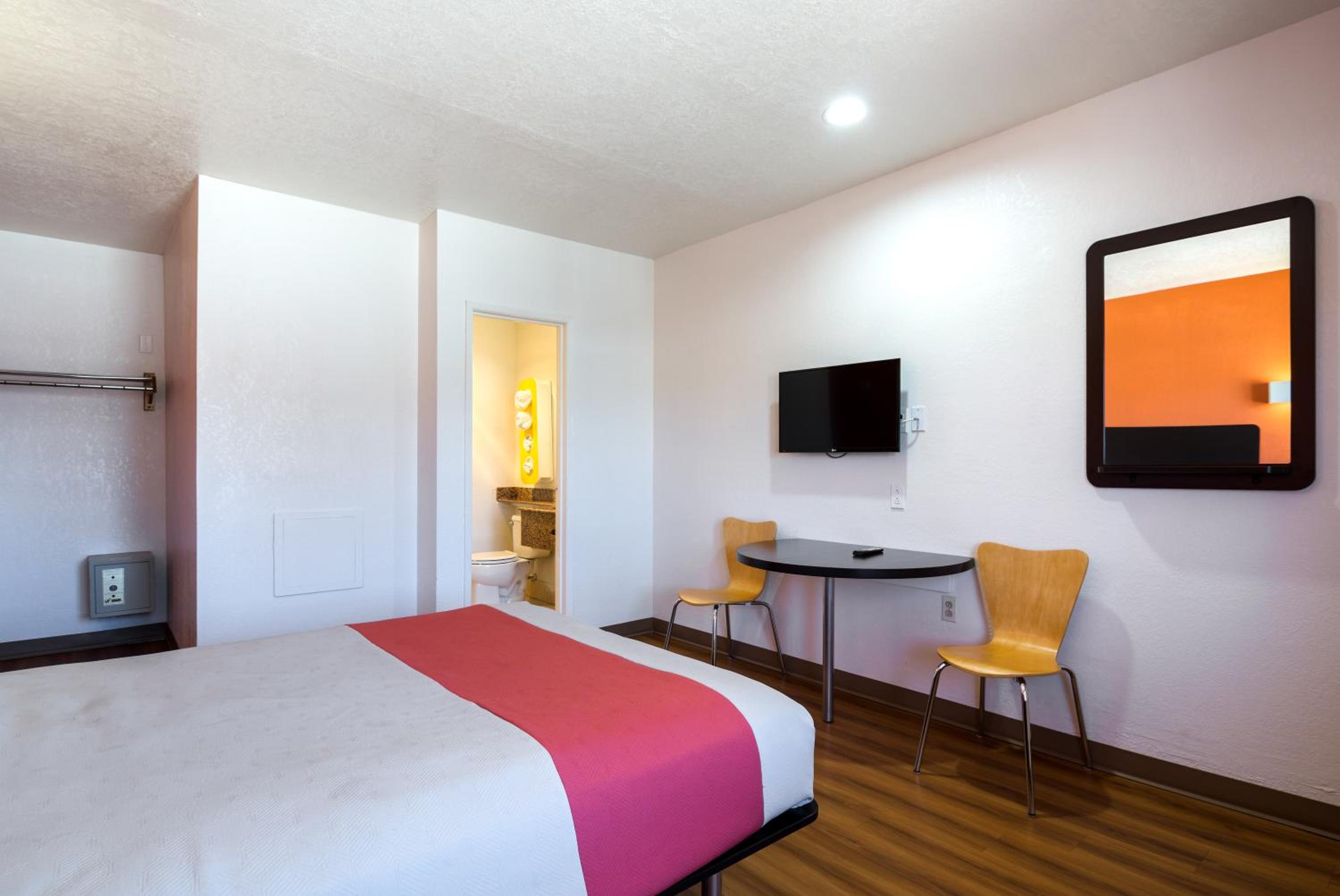 1 Queen Bed - Non-Smoking