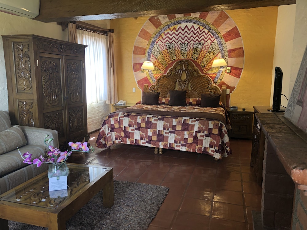 Villa San Jose Hotel And Suites 25/50