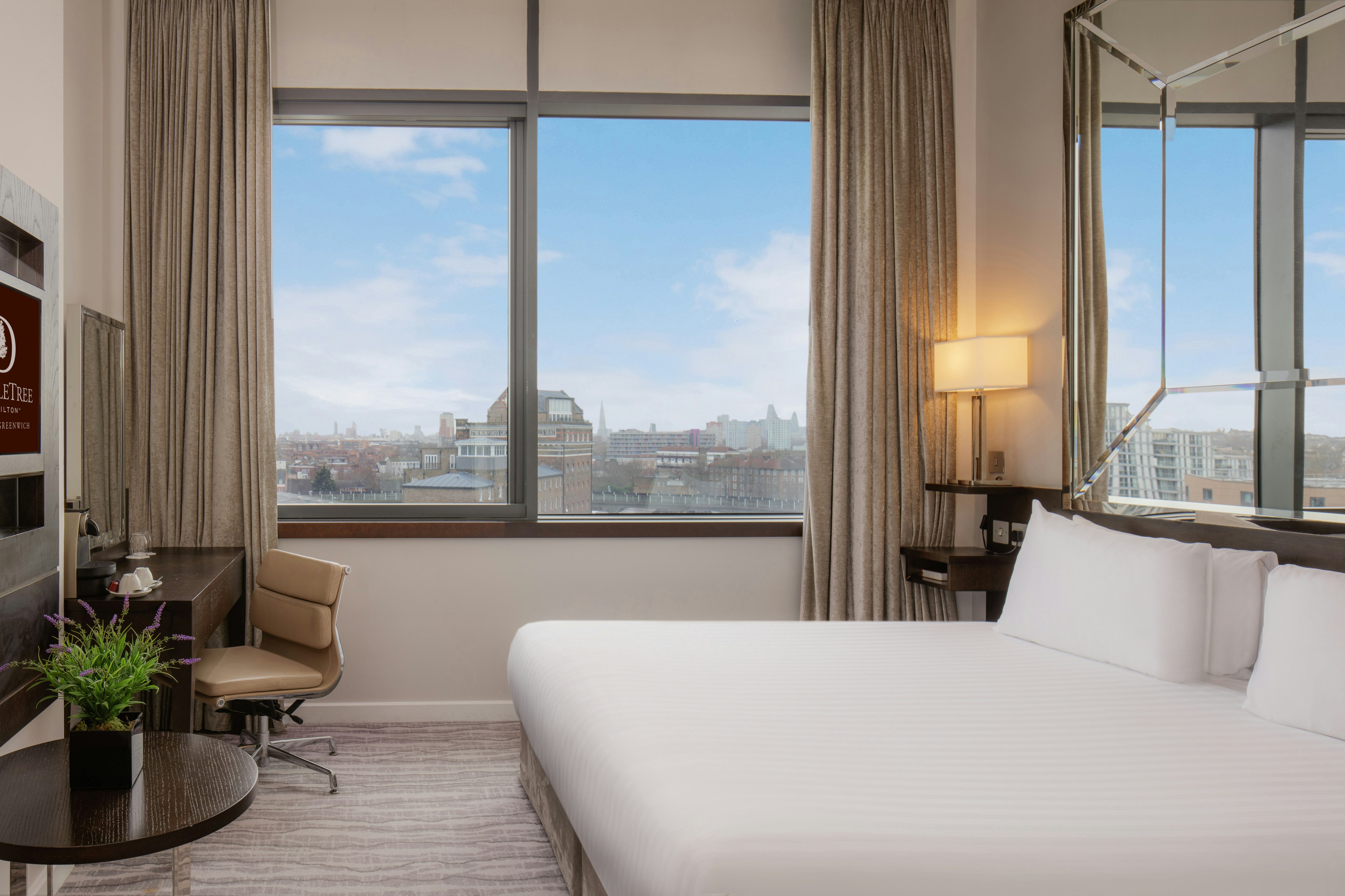 DELUXE, KING BED