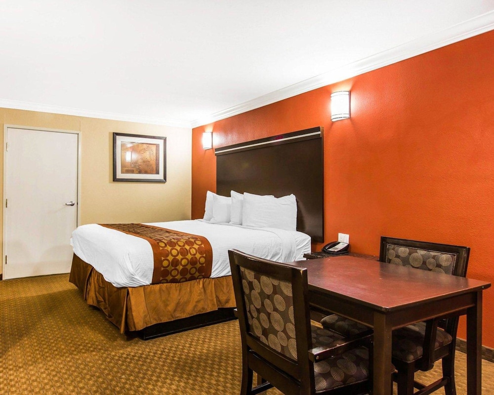 Rodeway Inn and Suites Corona 27/39