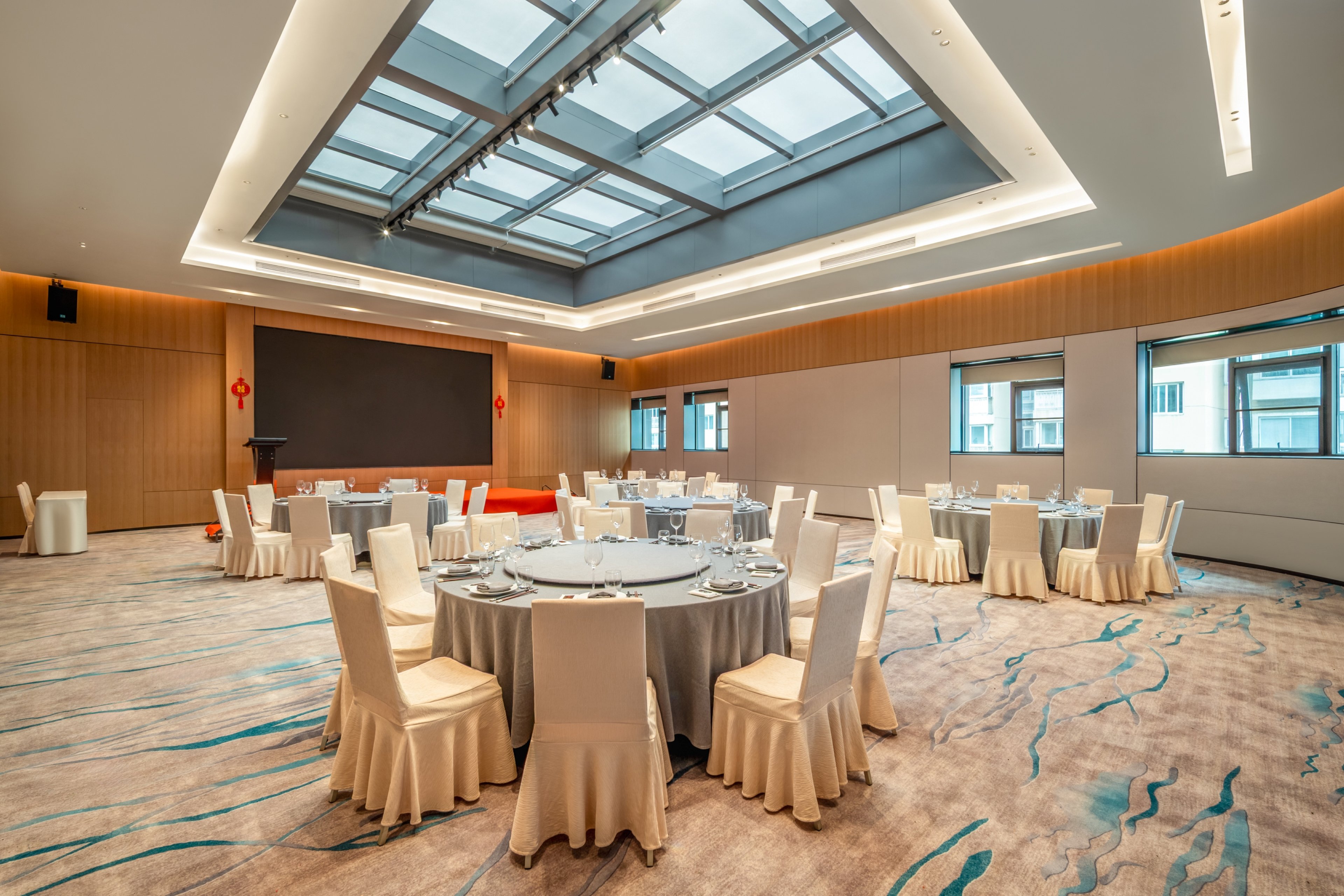 Holiday Inn Shanghai Nanjing Road 64/75