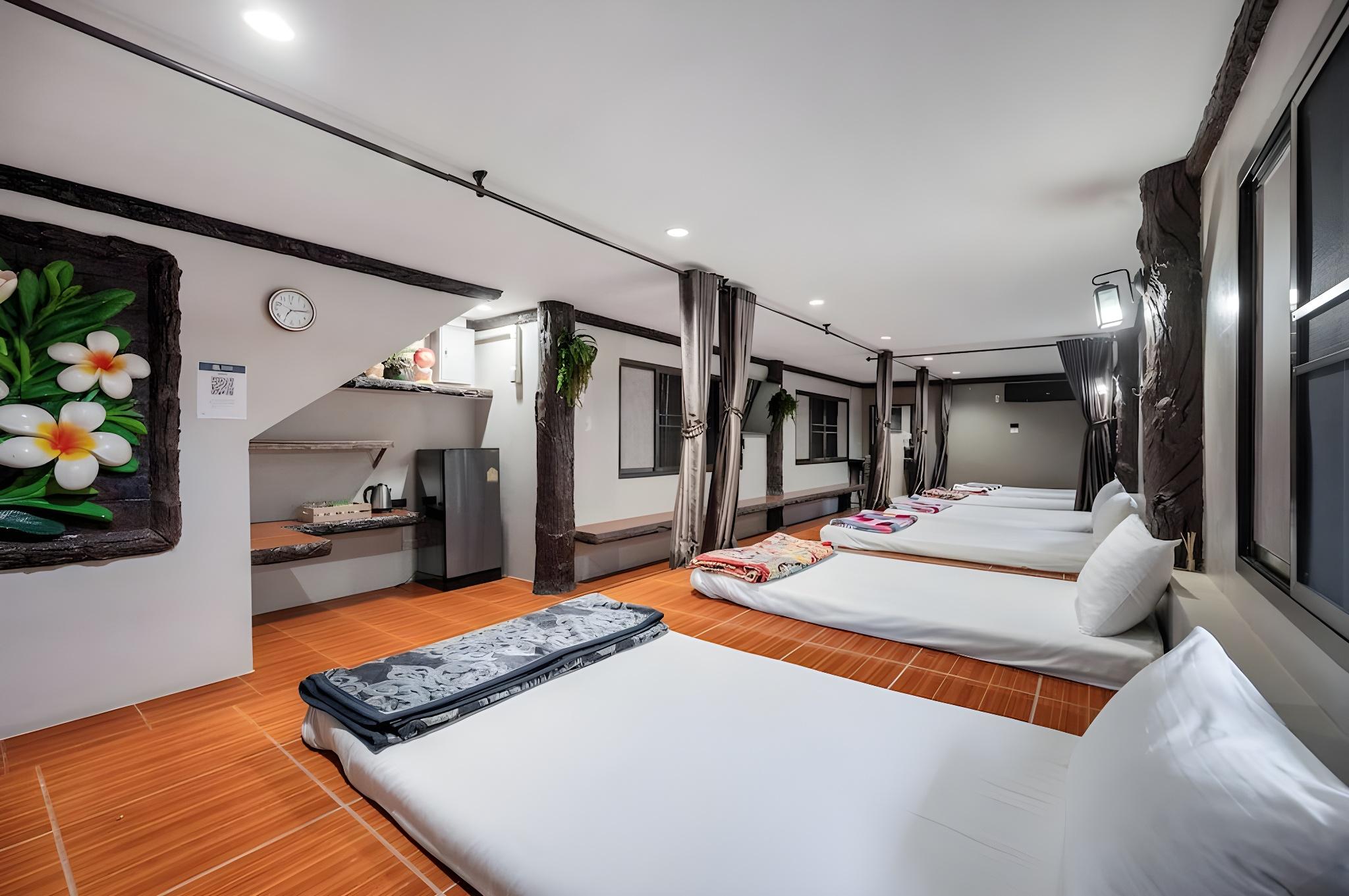 Grand, Multiple Beds