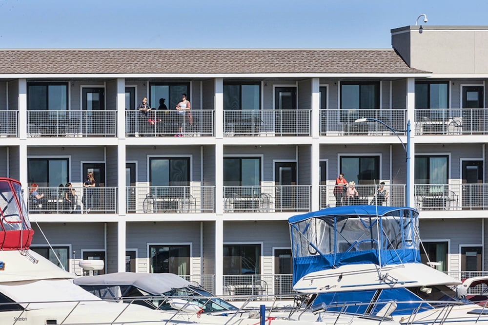 Park Point Marina Inn 2/72