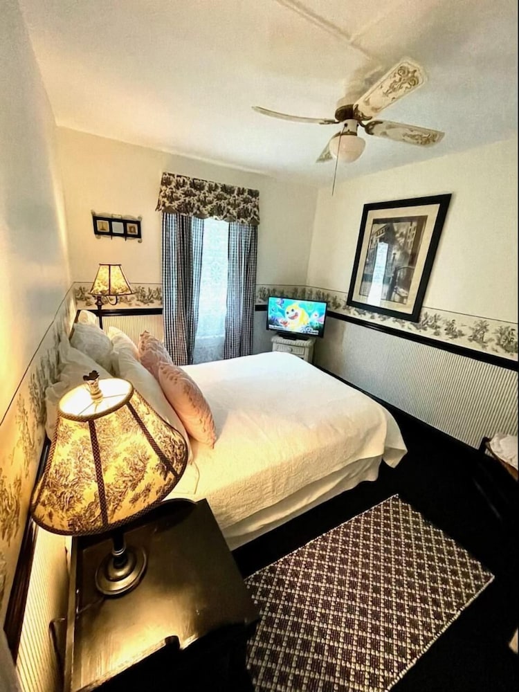 Walden Inn and Suites 12/36