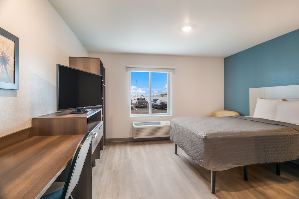 Suite, Queen Bed, WoodSpring Suites Broomfield - Westminster 5/10