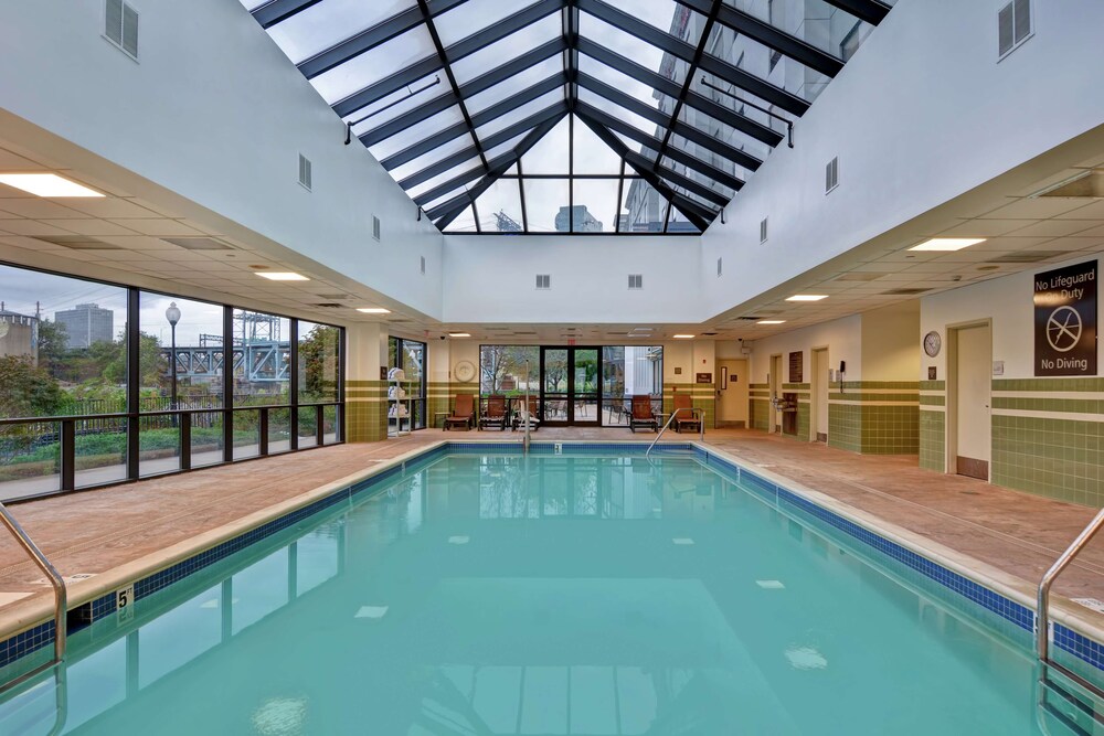 Hampton Inn Suites Newark Harrison Riverwalk 22/60