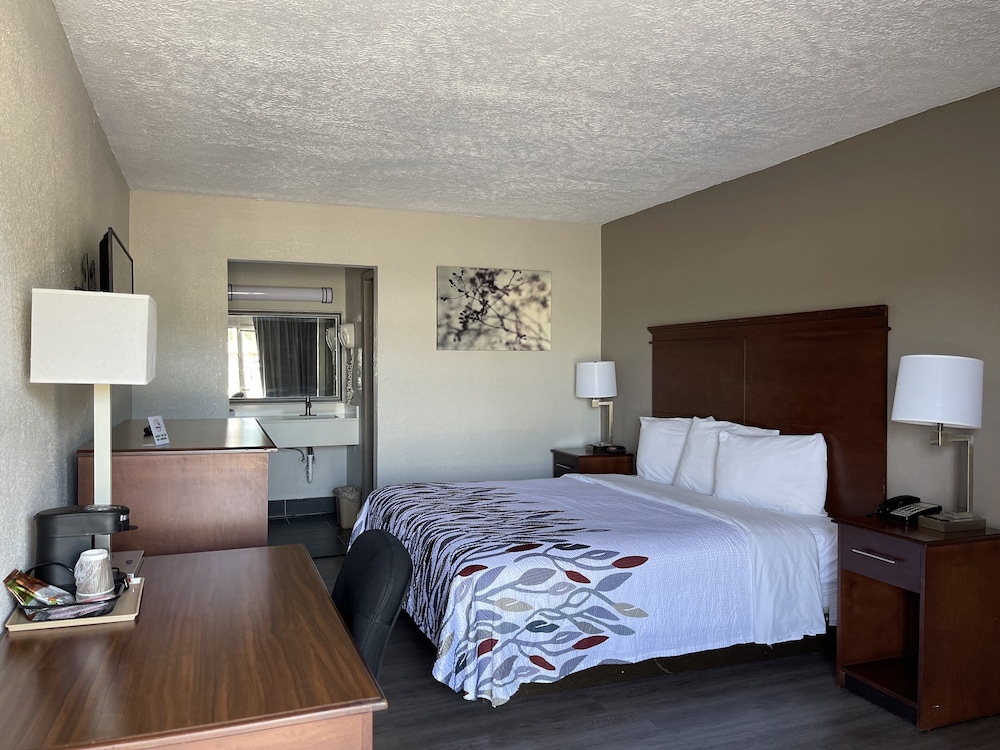 Red Roof Inn Lagrange 8/31
