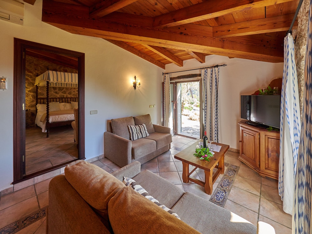 FINCA HOTEL ALBELLONS PARC NATURAL 48/70