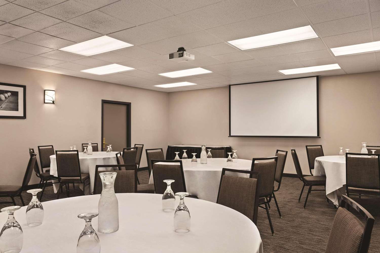 Country Inn and Suites By Radisson Woodbury MN 29/30