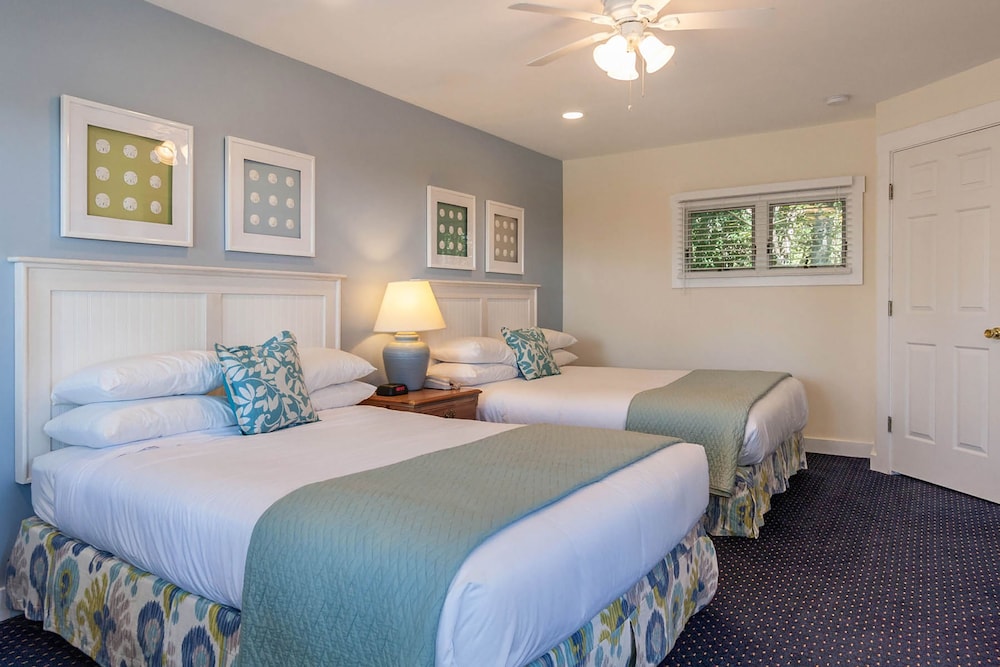 Glen Cove Inn and Suites 15/50