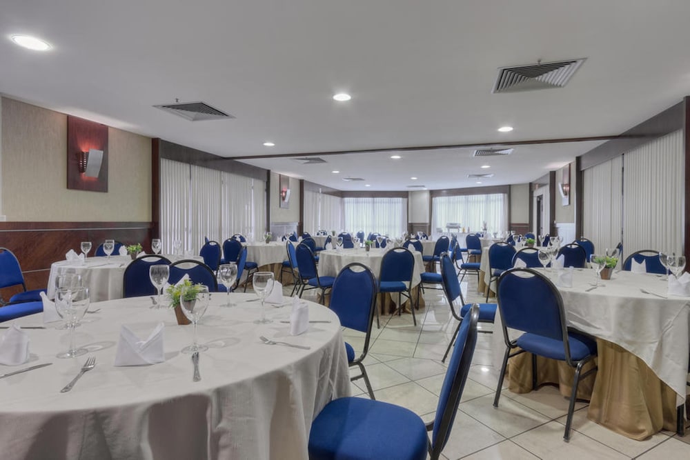 Iate Plaza Hotel 44/50