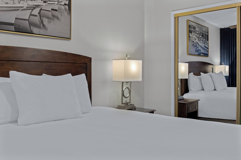 Suites At Fishermans Wharf photo4