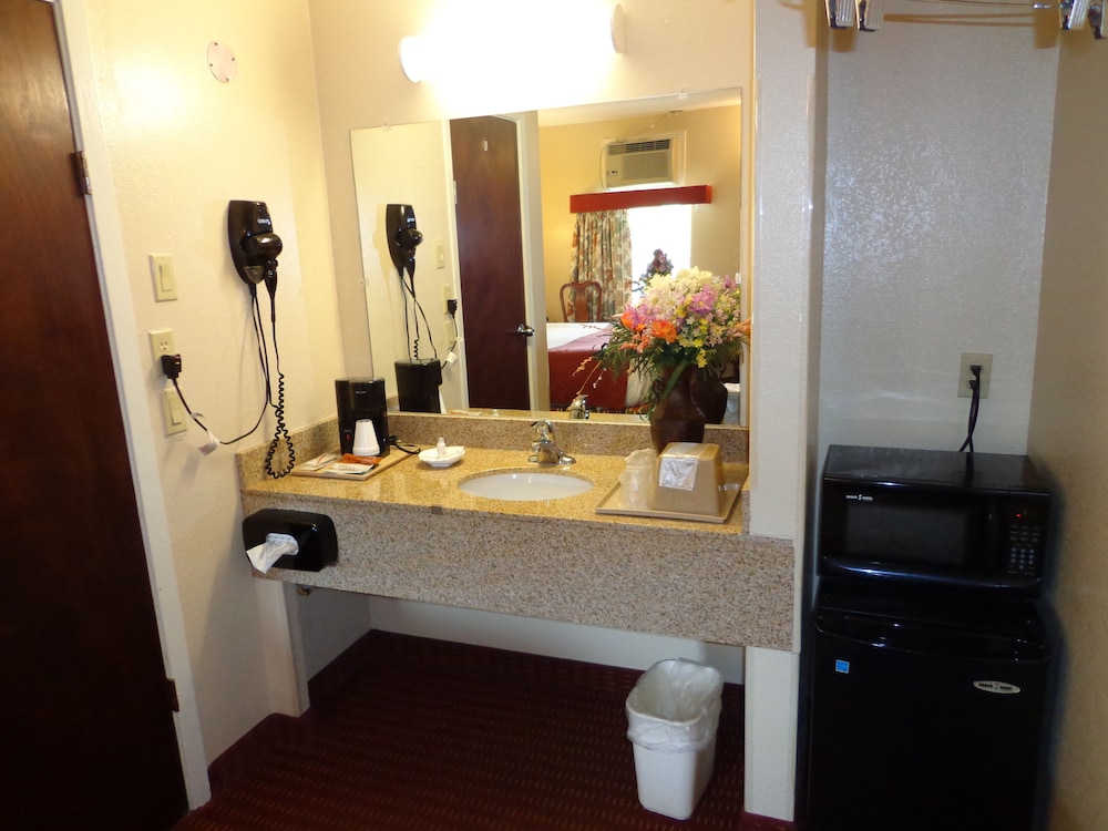 Economy Inn Express Warren 10/47