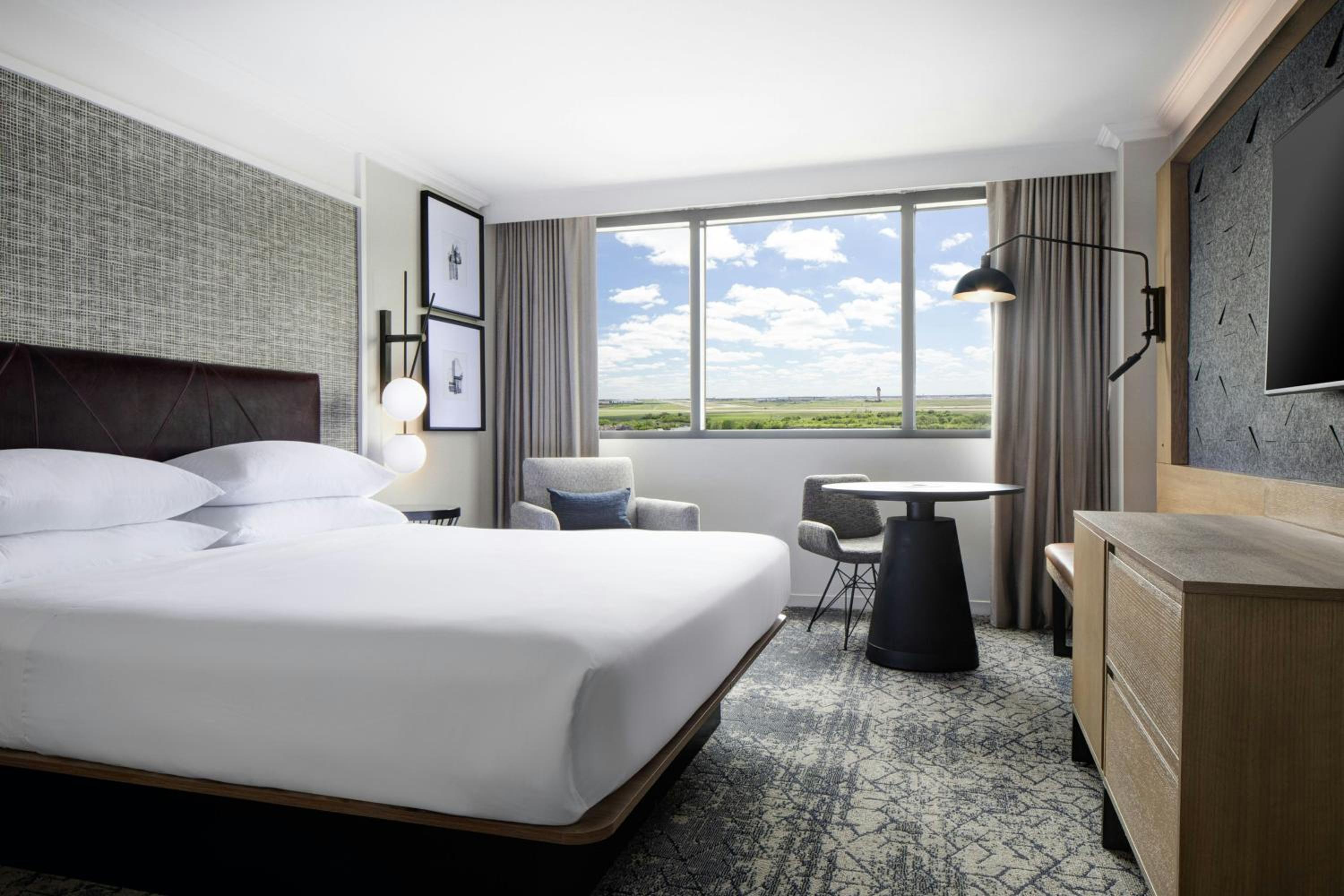 Guest Room, King Bed, Club Floor, High Floor
