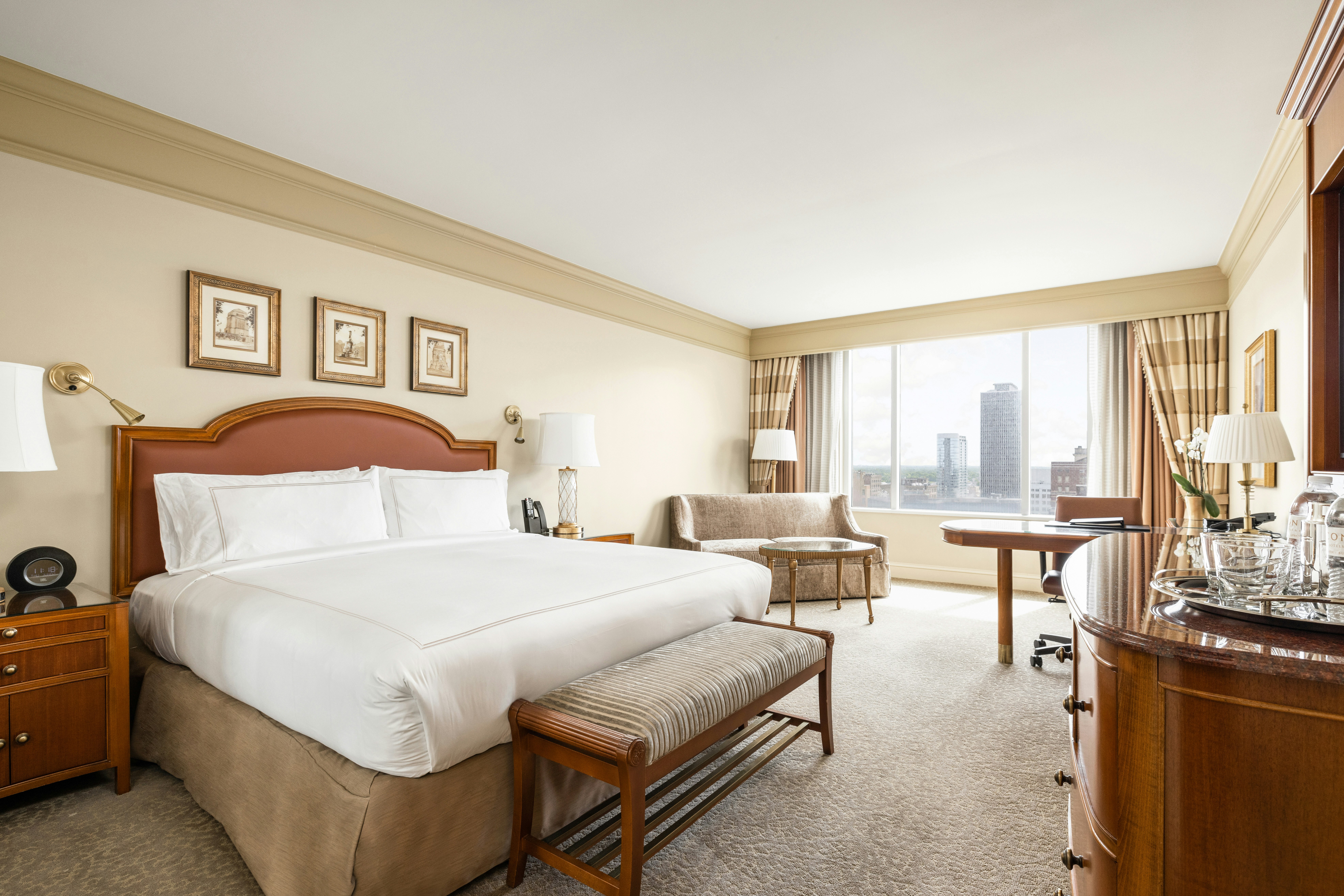 DELUXE, KING BED