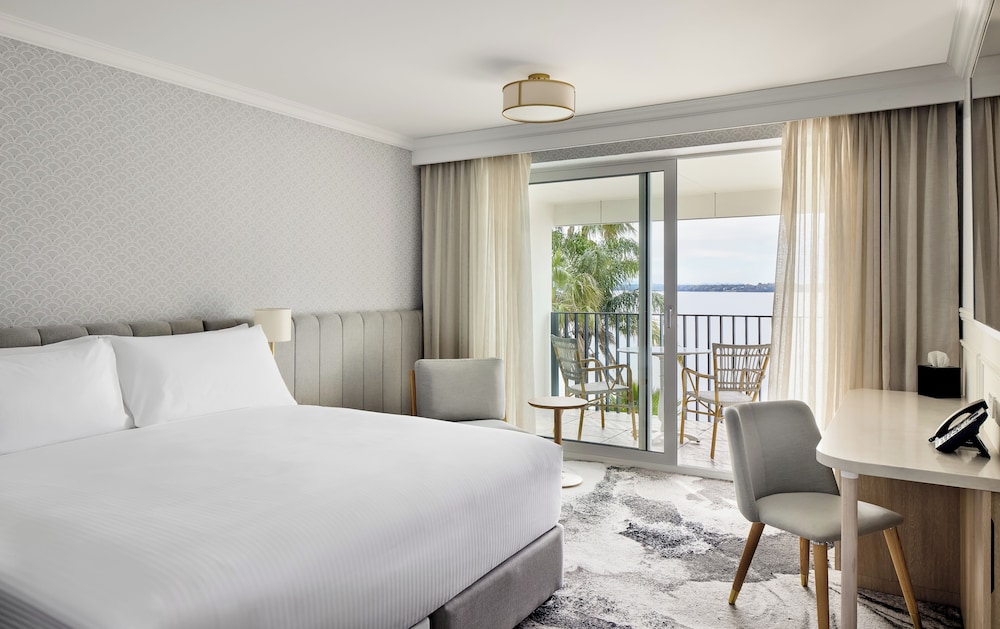 Beachcomber, Deluxe, King Bed, Water View