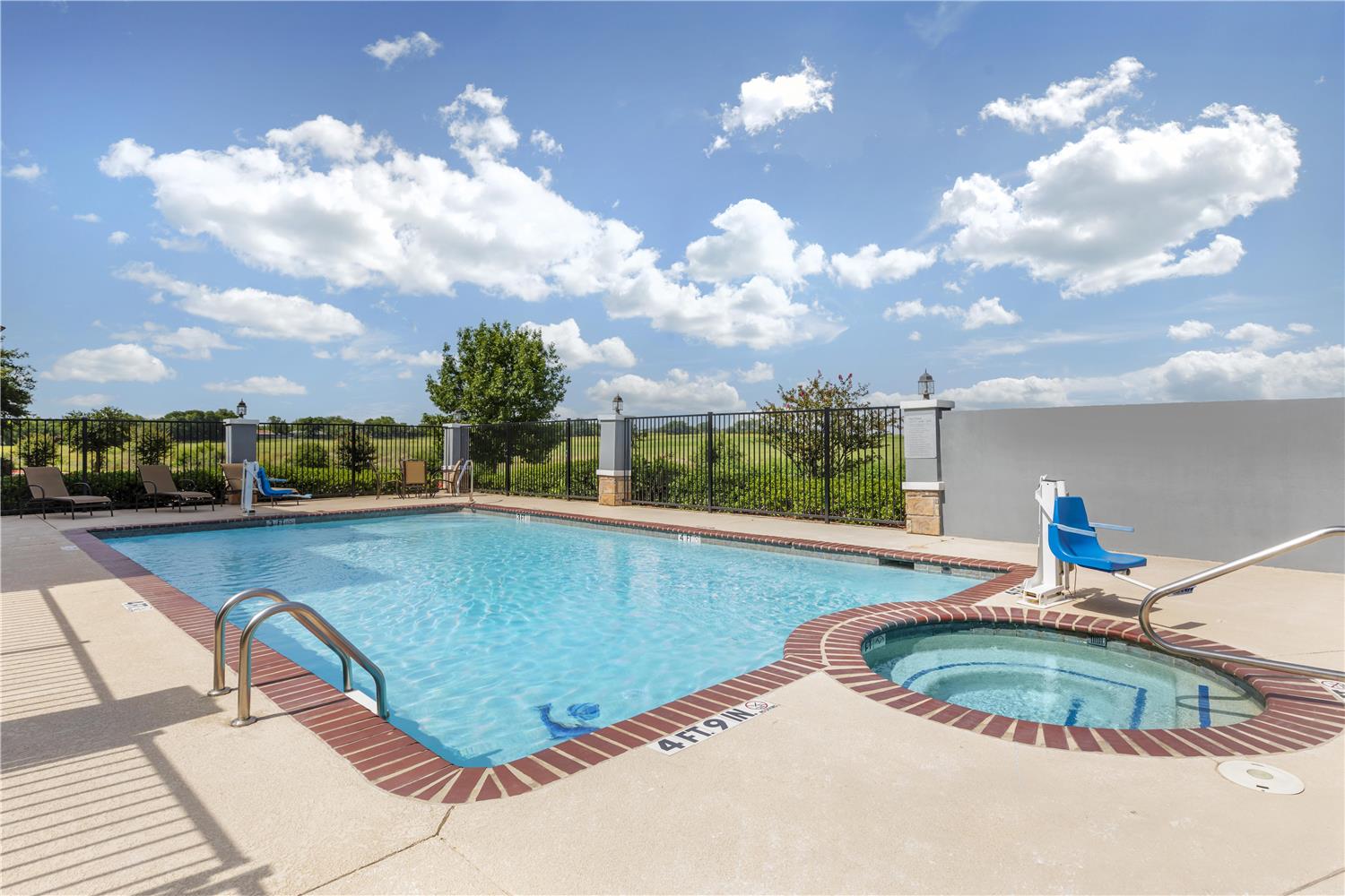 Best Western Plus Fort Worth Forest Hill Inn and Suites 32/34
