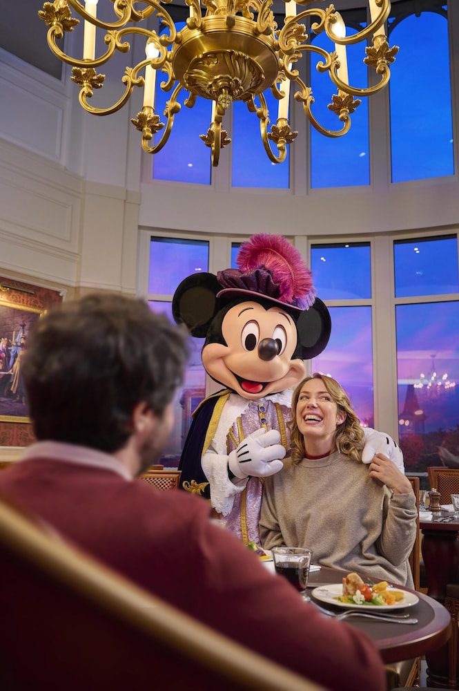 DISNEYLAND HOTEL 44/62