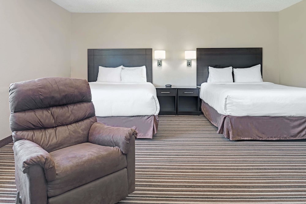 Super 8 by Wyndham Omaha I-80 West 16/23