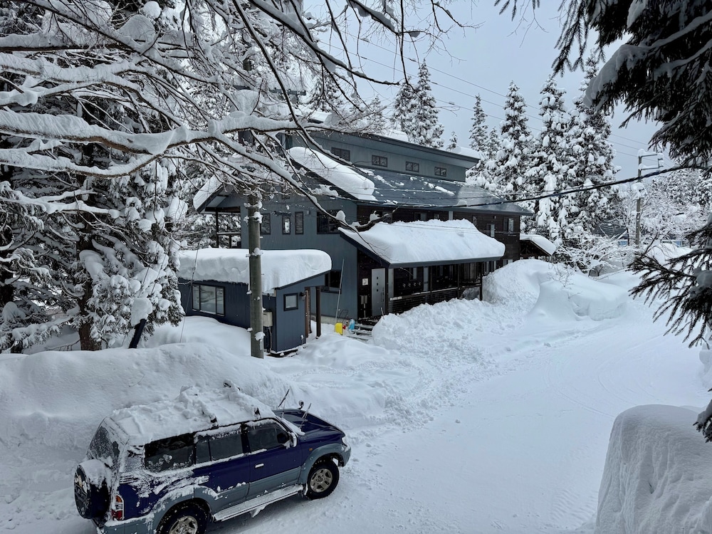Bears Den Mountain Lodge 8/50